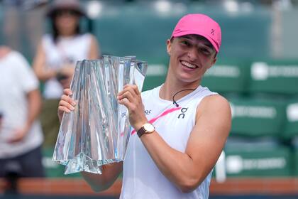 La polaca Iga Swiatek sostiene el trofeo tras ganar Indian Wells al superar a la griega Maria Sakkari 