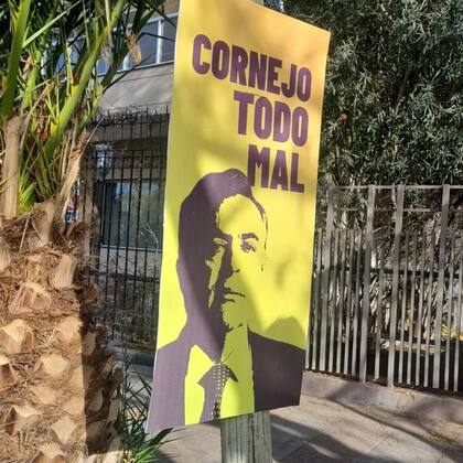 La polémica campaña en la vía pública que desplegó De Marchi contra su principal rival, Cornejo.