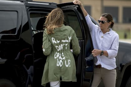 La polémica campera de Melania Trump durante su visita a un albergue para niños inmigrantes en Texas