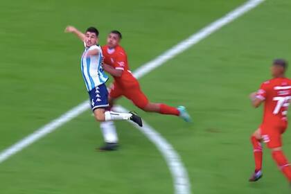 La polémica de la tarde en Independiente vs. Racing; Yael Falcón Pérez cobró penal de Vallejo a Mura; ¿la falta fue afuera?