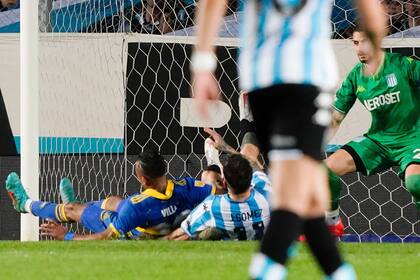 La polémica del final: Gómez acomoda la pelota con una mano; Rapallini no vio penal