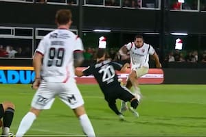 Del penal para Newell’s al delantero del Malevo que definió y... ¡sacó la pelota de la cancha!