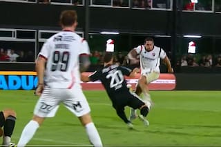 Del penal para Newell’s al delantero del Malevo que definió y... ¡sacó la pelota de la cancha!