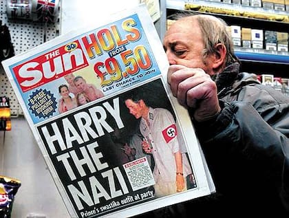 La polémica fotografía del príncipe Harry en la tapa del diario The Sun