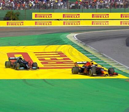 La polémica maniobra en Interlagos, la que generó que los pilotos pidieran una reunión con el director de carrera Michael Masi para ajustar detalles sobre qué acciones estarían permitidas en las carreras