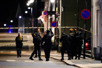 La policía acordona la escena del ataque en Kongsberg. (Hakon Mosvold Larsen/NTB Scanpix via AP)