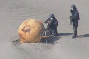 Qué se sabe de la bola gigante hallada en una playa de Japón