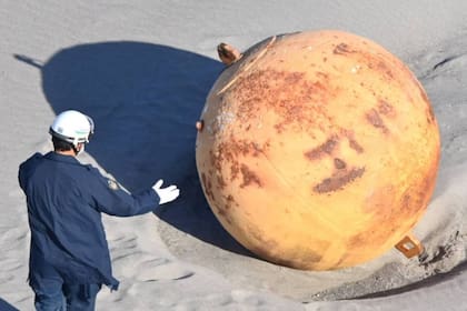 La policía acordonó el área para evitar peligros y analizar la extraña bola metálica aparecida en una playa japonesa