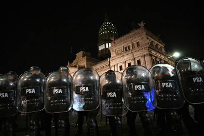 La policía antidisturbios custodia los alrededores del Congreso 