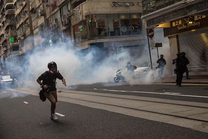 La policía antidisturbios despliega gases lacrimógenos durante una manifestación contra una nueva ley de seguridad nacional en Hong Kong el 1 de julio de 2020