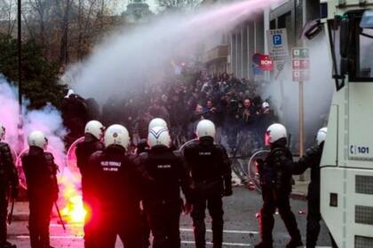La policía antidisturbios en Bélgica utilizó cañones de agua contra manifestantes