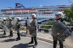 La policía antidisturbios griega monta guardia mientras manifestantes pro-palestinos protestan contra la llegada del "Crown Iris", un crucero con turistas israelíes, a Agios Nikolaos, en la isla de Creta, el 29 de julio de 2025. Unas 300 personas se manifestaron el 29 de julio en el puerto de Agios Nikolaos, en la isla griega de Creta, contra la guerra en Gaza, para conmemorar la llegada del crucero israelí Crown Iris. (Foto de Costas METAXAKIS / AFP)
