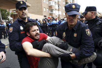 La policía antidisturbios intervino en la sentada de esta mañana