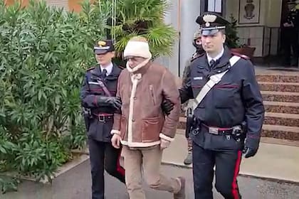 La policía antimafia italiana capturó al padrino siciliano Matteo Messina Denaro el 16 de enero de 2023, poniendo fin a 30 años de persecución del fugitivo más buscado de Italia