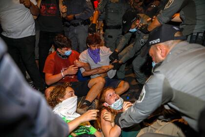 La policía arresta a los manifestantes durante las protestas contra el gobierno israelí cerca de la residencia del primer ministro en Jerusalén el 26 de julio de 2020