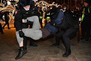 La policía arresta a un hombre en las protestas contra Putin en Rusia
