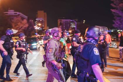 La policía arresta a un manifestante en Louisville, tras los disturbios