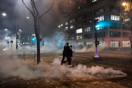 La policía arrojó gases lacrimógenos para dispersar a los manifestantes violentos