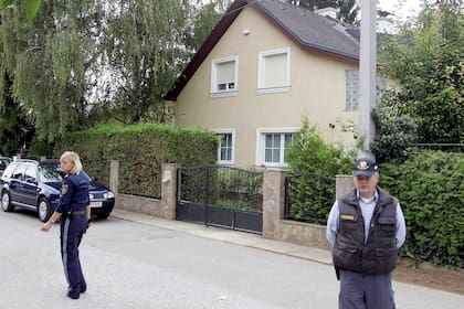 La policía austriaca monta guardia ante la vivienda de Wolfang P. en la localidad de Strasshof, en agosto de 2006