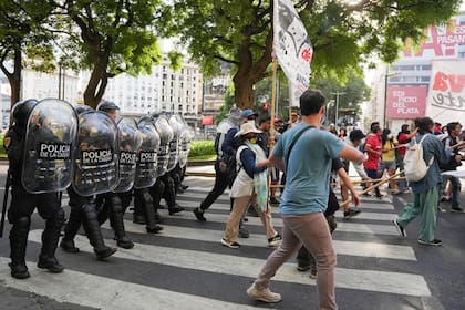 La Policía avanza por la avenida 9 de Julio y obliga a los manifestantes a subir a la vereda