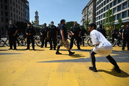 La policía bloquea el paso a los manifestantes cerca de la Casa Blanca, en Washington D.C., Estados Unidos