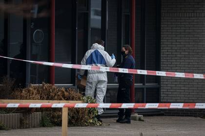 La policía bloquea una calle mientras los forenses buscan pruebas después de que se produjera una explosión en un centro de pruebas de Covid-19 en la ciudad de Bovenkarpsel el 3 de marzo de 2020