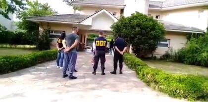 La policía bonaerense arrestó al esposo de Carolina Píparo en su casa, en el country Grand Bell