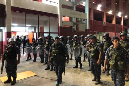 La policía bonaerense, parapetada en los ingresos del Libertadores de América para evitar disturbios en las protestas de los hinchas, durante el último partido de los Rojos en la Copa de la Liga Profesional