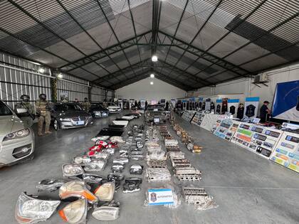 la policía bonaerense presentó el resultado de 55 allanamientos en la investigación contra una banda de ladrones de vehículos