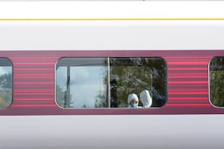 La policía británica acusa a un hombre de intento de asesinato por apuñalar a 11 personas en un tren