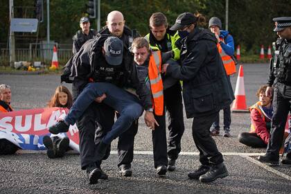 La policía británica detuvo a más de una decena de manifestantes que protestaron en distintas ciudades de Reino Unido, en el marco de la COP26