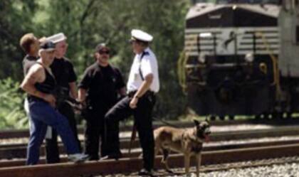 La policía buscaba indicios del asesino Maturino Reséndiz cerca de las vías ferroviarias.
