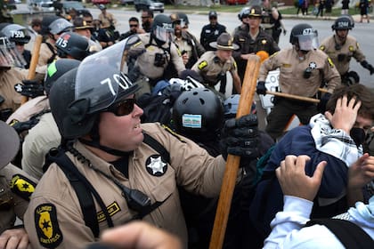 La policía choca con manifestantes que protestan cerca del centro de procesamiento y detención de inmigrantes en Broadview, Illinois, el 10 de octubre de 2025