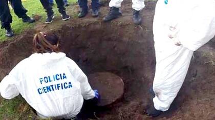 La policía científica rastrea la quinta en Pipinas, partido de Punta Indio