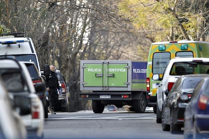 La policía científica trabajó en busca de rastros en la escena del doble crimen