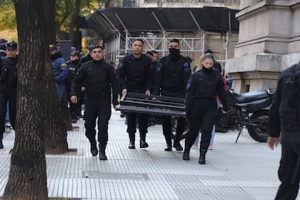 La policía coloca un vallado frente a tribunales sobre la calle Uruguay