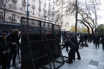 La policía coloca un vallado frente a tribunales sobre la calle Uruguay