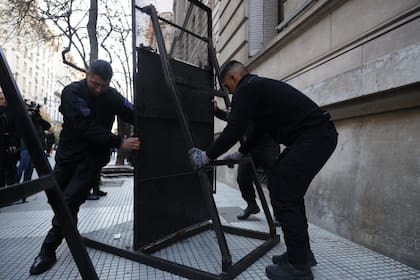 La policía coloca un vallado frente a tribunales sobre la calle Uruguay