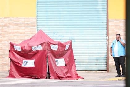 La Policía colocó carpas para tapar los cadáveres que quedaron en la vía pública