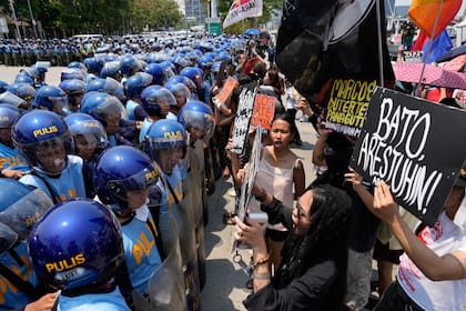La policía contiene a manifestantes en las afueras del Senado