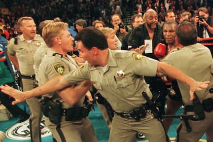 La policía contiene a Tyson, que quiere atacar a Holyfield después de la descalificación