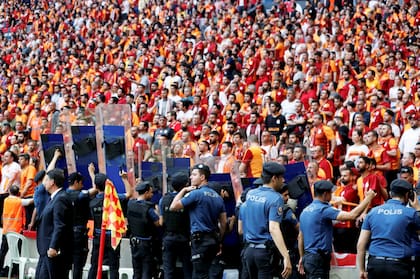 La policia controla a los hinchas en el estadio del Galatasaray