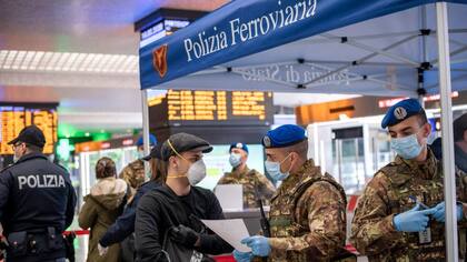 La policía controla la llegada de italianos y turistas en la estación de trenes de Roma