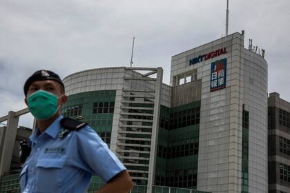 La policía custodia el edificio de Next Media, hoy en Hong Kong