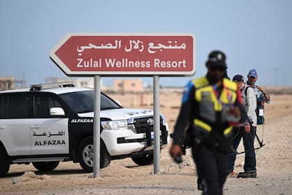 La policía custodia la llegada del equipo alemán en Al Shamal, al norte de Doha