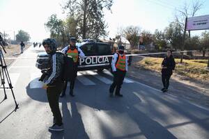 La policía custodiaba el perímetro de la escena del crimen de Carla Agostina Trigo en Mendoza