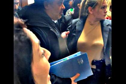 La policía Daiana Hamaniuk, custodia de Leila Gianni, la acompañó a Comodoro Py el día que se enfrentó con Juan Grabois. Mientras se paraba a los que se cruzaban se vió su arma