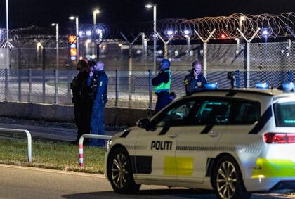 La policía danesa patrulla en un aeropuerto de Copenhague tras una incursión aérea rusa