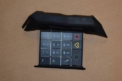 La policía de Abington Township recomienda estar atento a piezas desalineadas, accesorios inusuales, teclados manipulados, cables y cámaras (Departamento de Policía de Abington Township)