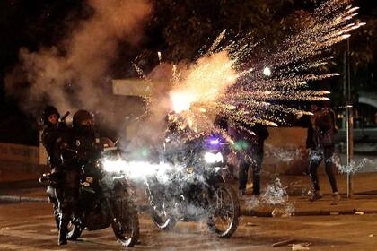 La policía de Bolivia reprime manifestantes en las protestas que se desarrollaron para repudiar el supuesto golpe